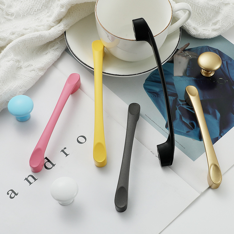 彩色兒童卡通黑色抽屜拉手現代簡約衣櫥櫃門把手單孔藍色黃色拉手