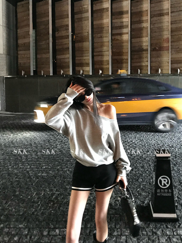 【露思同款】斜肩露肩小标宽松套头卫衣长袖慵懒松弛感上衣女夏秋|undefined