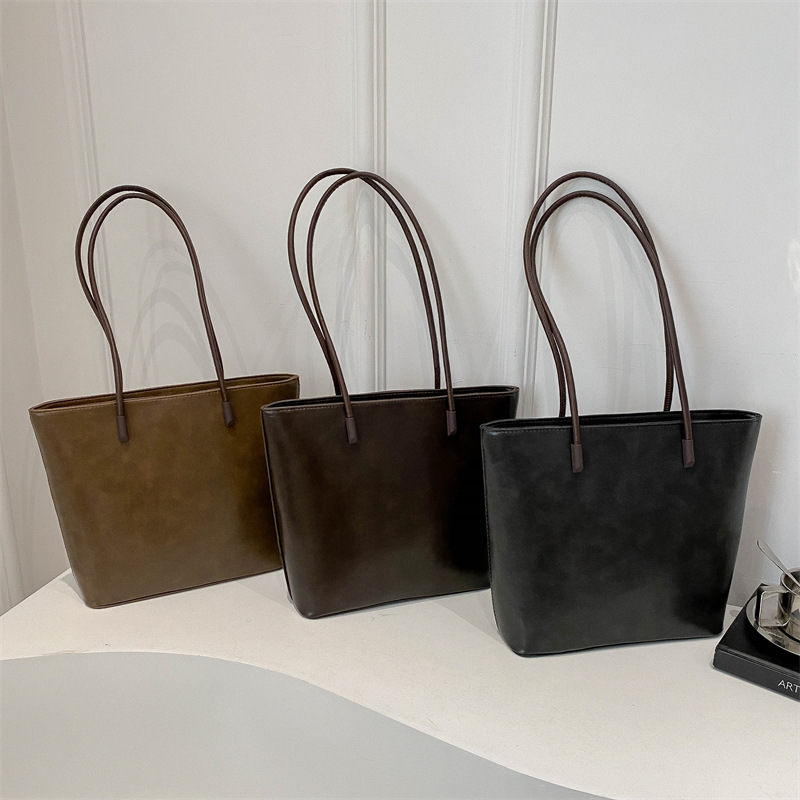 Bolsa de hombro debajo de las axilas 2025 primavera de estilo de estilo de nicho nuevo diseño minimalista estilo de viento gran capacidad bolsa de mano