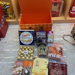 Premium Gift Box for Chinese New Year, containing high-end chocolate, cookies, and dried meat, suitable for company group purchases to gift employees and leaders during the Spring Festival.