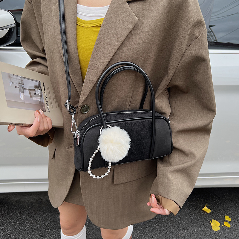 2025 otoño y invierno texturas de seda de moda retro bolso de bolos de estilo exterior de color puro bolso de viento