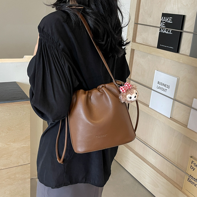 Este año, la popularidad de la bolsa de cinturón de fiebre ultra caliente para mujeres 2024 nuevo estilo de moda universal bolso de hombro de alta calidad bolso de cubo