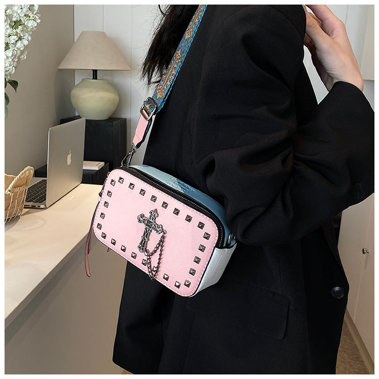 Women's Medium Pu Leather Cross Streetwear Rivet Zipper Square Bag display picture 8