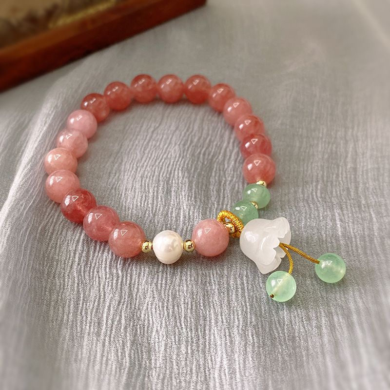 イチゴの結晶は無事に花の真珠のブレスレットを掛けます。|undefined
