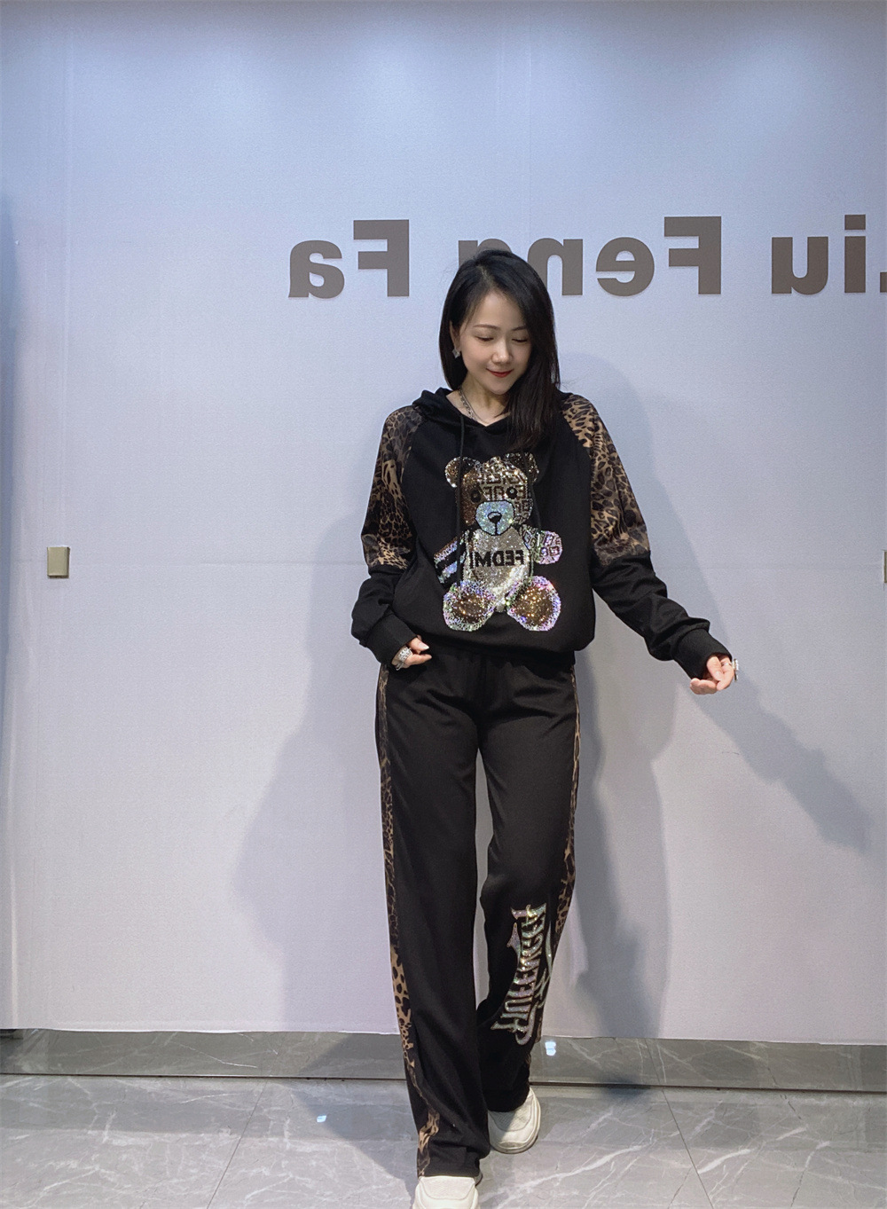 Un conjunto completo de estampado de leopardo con ropa de mujer europea, chaqueta encapuchada de mangas largas + pantalones, nuevo conjunto de primavera y otoño