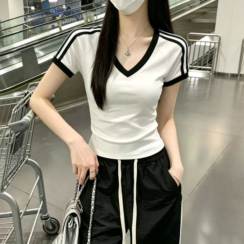 American sports style color-blocked V-neck short-sleeve T-shirt for women, 2026 new summer slim-fit white striped top American sports style color-blocked V-neck short-sleeve T-shirt for women, 2026 new summer slim-fit white striped top