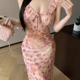 甜美粉色碎花吊带连衣裙女夏季新款法式高级感小个子度假长裙