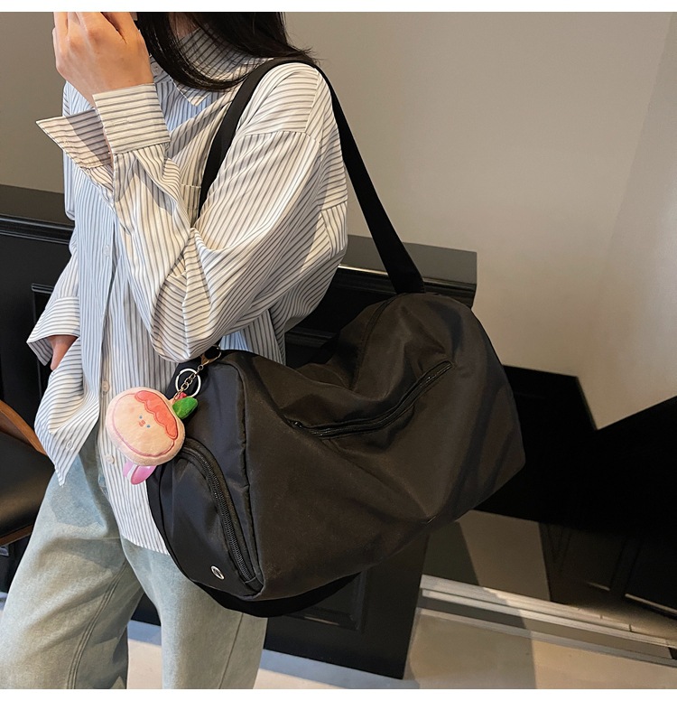 Sports yoga fitness bag 2025 new college student shoulder bag cute pendant-tipped crossbody bag popular travel bag