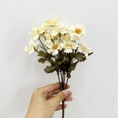 模造花の小さいデイジーの精巧な菊の四つの葉の菊の結婚式の室内の装飾の食卓は式を並べて造花を配置します。