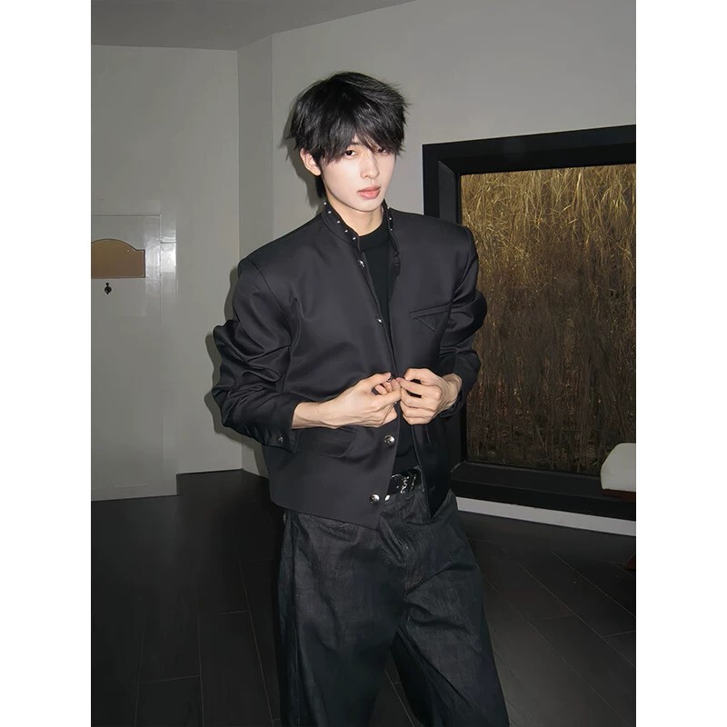 Unique deconstructed black short shoulder-padded blazer for men, autumn style, with a cool and sophisticated look, stand-up collar, American-style suit jacket Unique deconstructed black short shoulder-padded blazer for men, autumn style, with a cool and sophisticated look, stand-up collar, American-style suit jacket