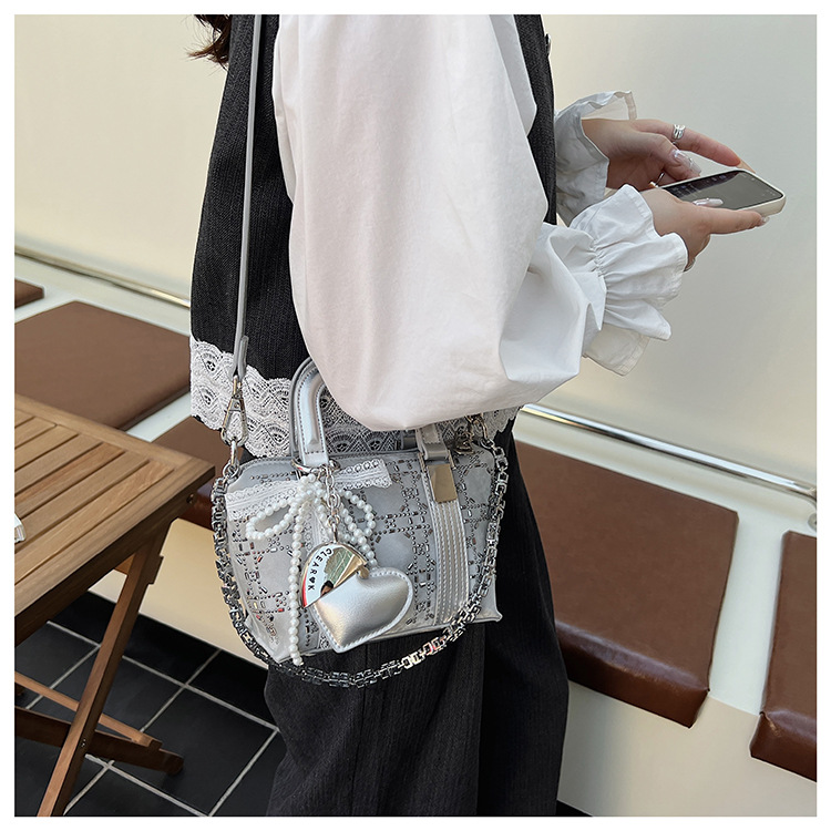 Summer bag: Women's niche design denim blue hot diamond handbag, 2025 new style bow single-shoulder crossbody bag undefined