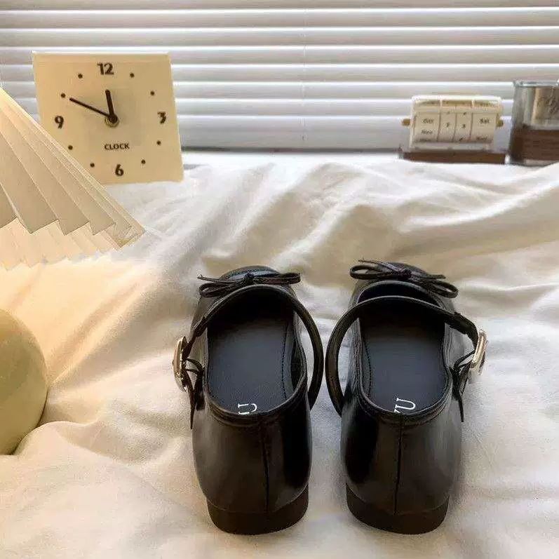 Серебряные балетки с неглубоким вырезом для женщин, новый летний стиль 2025 года, с юбкой, французские туфли Мэри Джейн с круглым носком