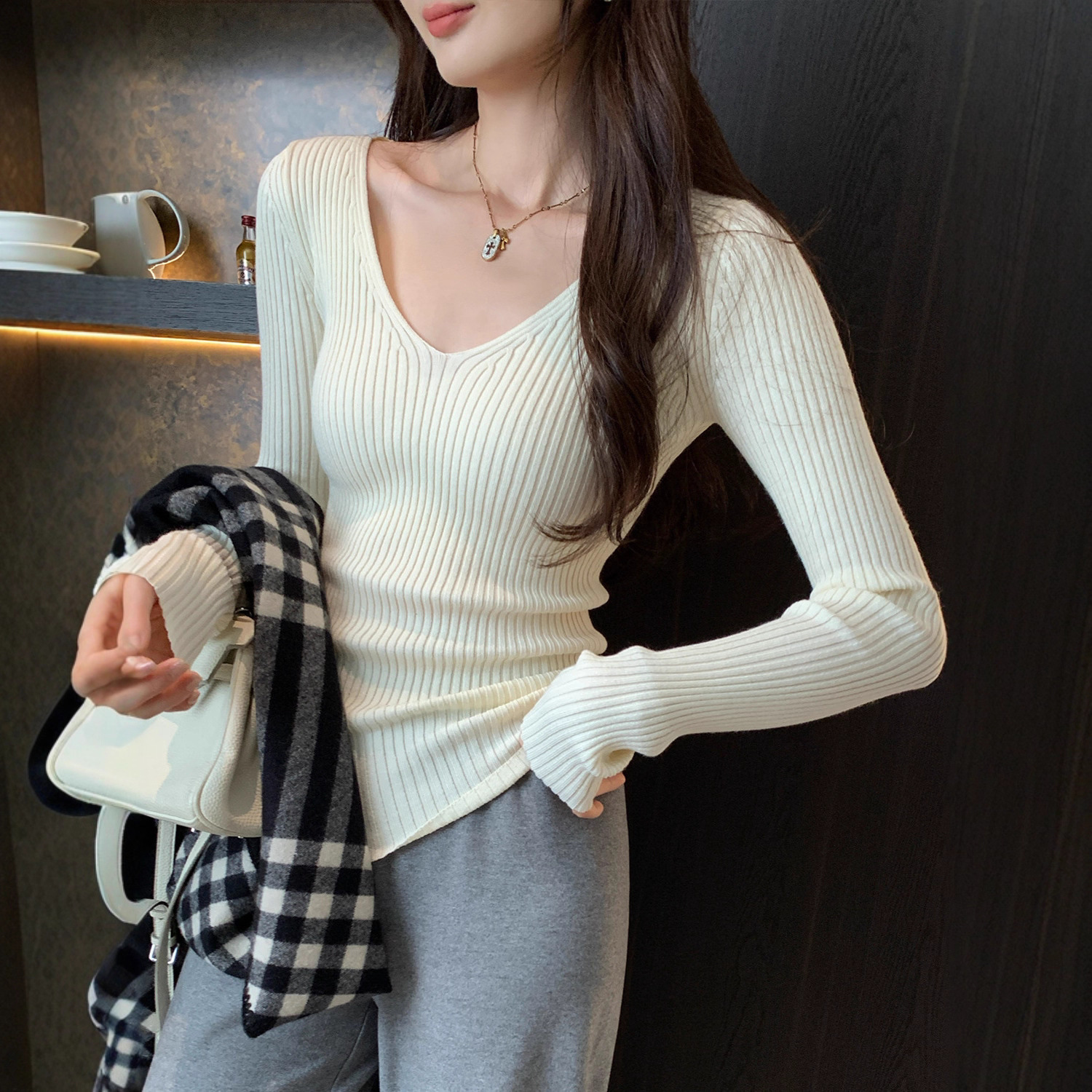 Sweet and Spicy Girl Pure Desire Long Sleeve V-Neck Knit Sweater for Women Early Autumn 2025 New Inner Layer Base Shirt with Exposed Collarbone Top
