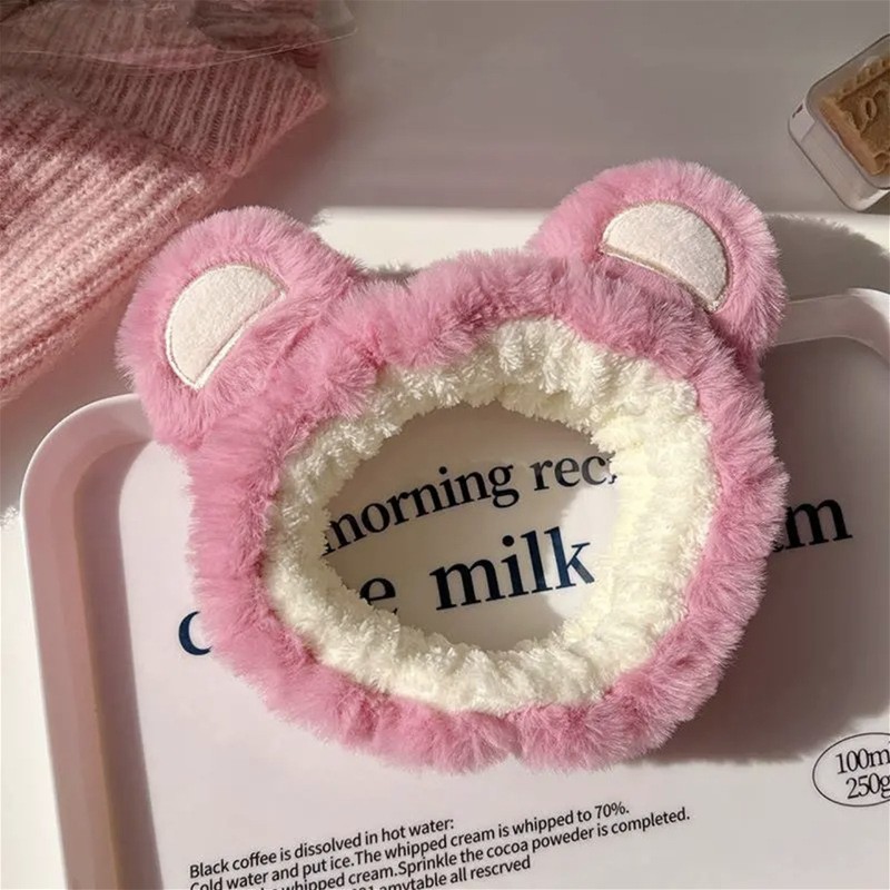 顔を洗って髪を洗って新型の少女の韓国の化粧をつけてマスクの専用のカチューシャをつけます。