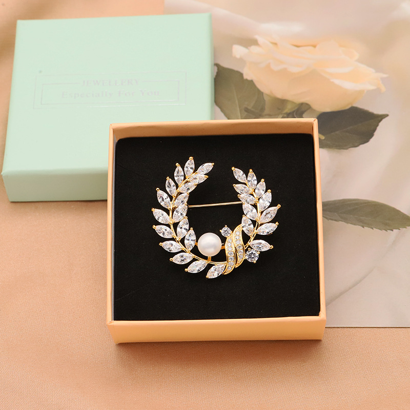 Corsage perla de alto sentido barroco perla flor broche temperamento versátil alta calidad PIN al por mayor natural