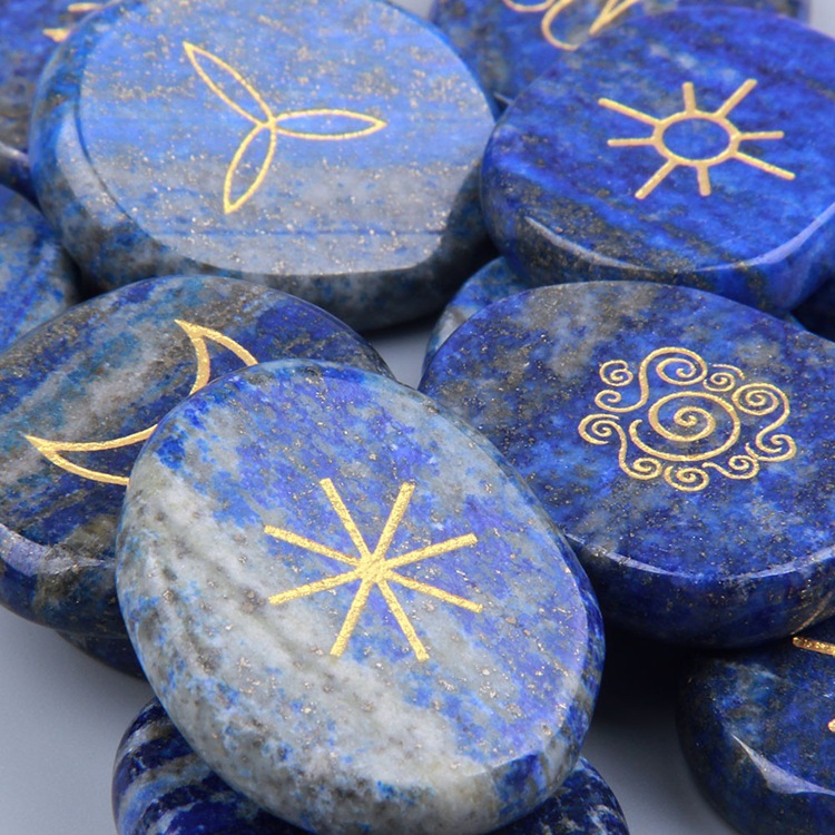 Adorno De Piedra En Bruto Natural Lazuli Amatista Tallado Con Runa De Bruja display picture 2