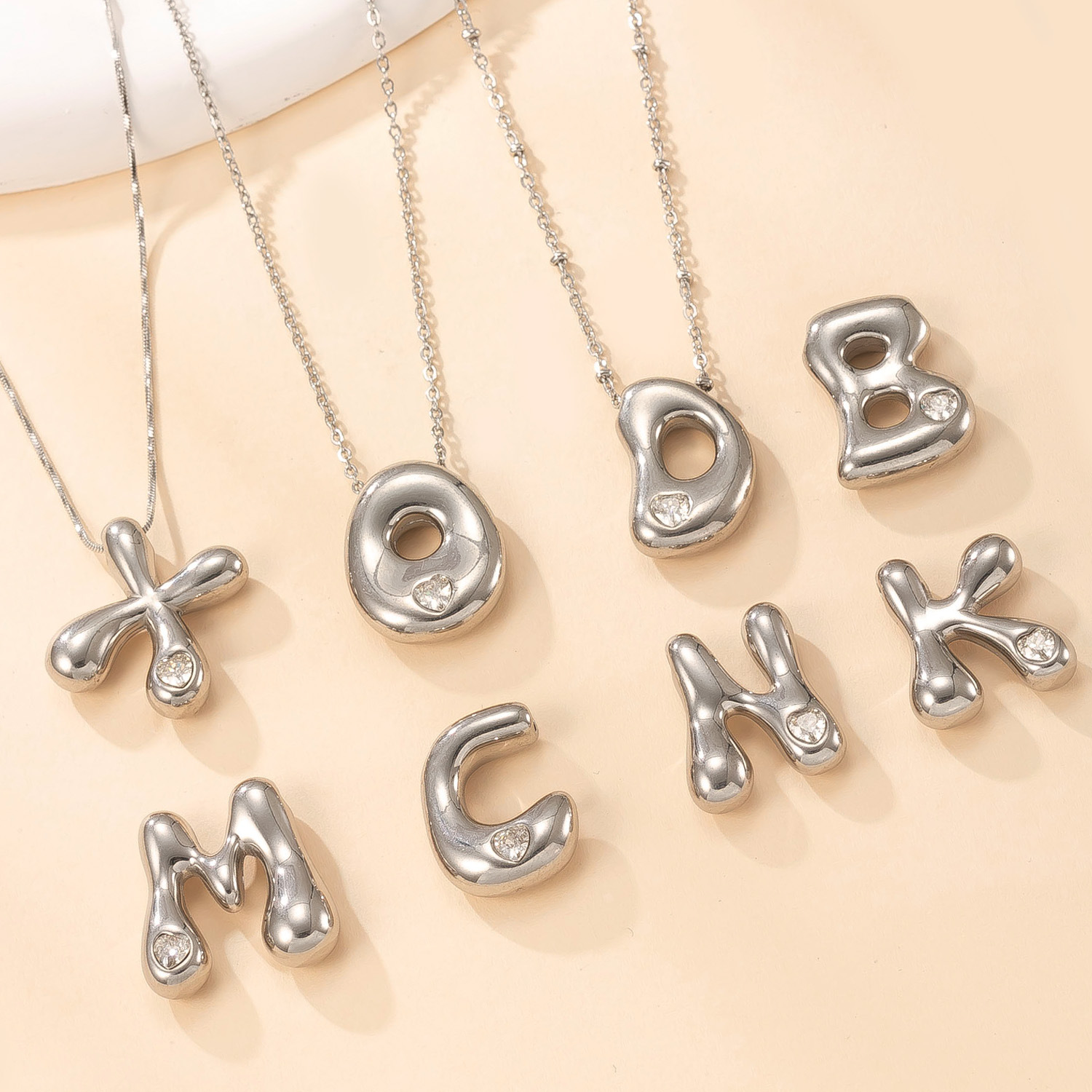 Colgante único transfronterizo de joyería de acero inoxidable fundición con incrustaciones de diamantes de color 26 letras accesorios de collar moda simple pulsera briy