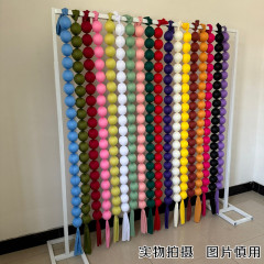 結婚式の小道具 カラフルな布製ボールの飾り付け ウェディングデコレーション ショーウィンドウの背景 壁のサインイン用写真撮影の装飾 フォームボールの吊り飾り
