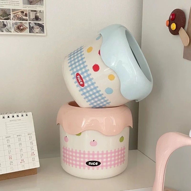 Cream Style Small House Desktop Trash Can Cute Storage Bucket with Lid Car Mini Small Waste Paper Basket Sanitary Bucket Cream Style Small House Desktop Trash Can Cute Storage Bucket with Lid Car Mini Small Waste Paper Basket Sanitary Bucket
