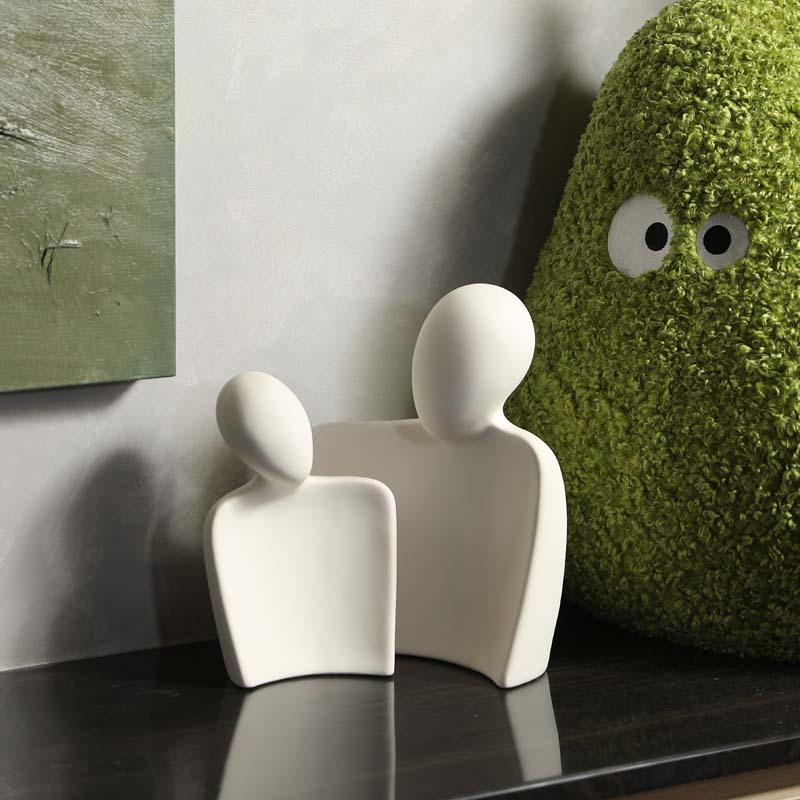 Decoración de pareja de cerámica moderna sala de estar figura creativa escultura TV vitrina decoración de entrada regalo de boda