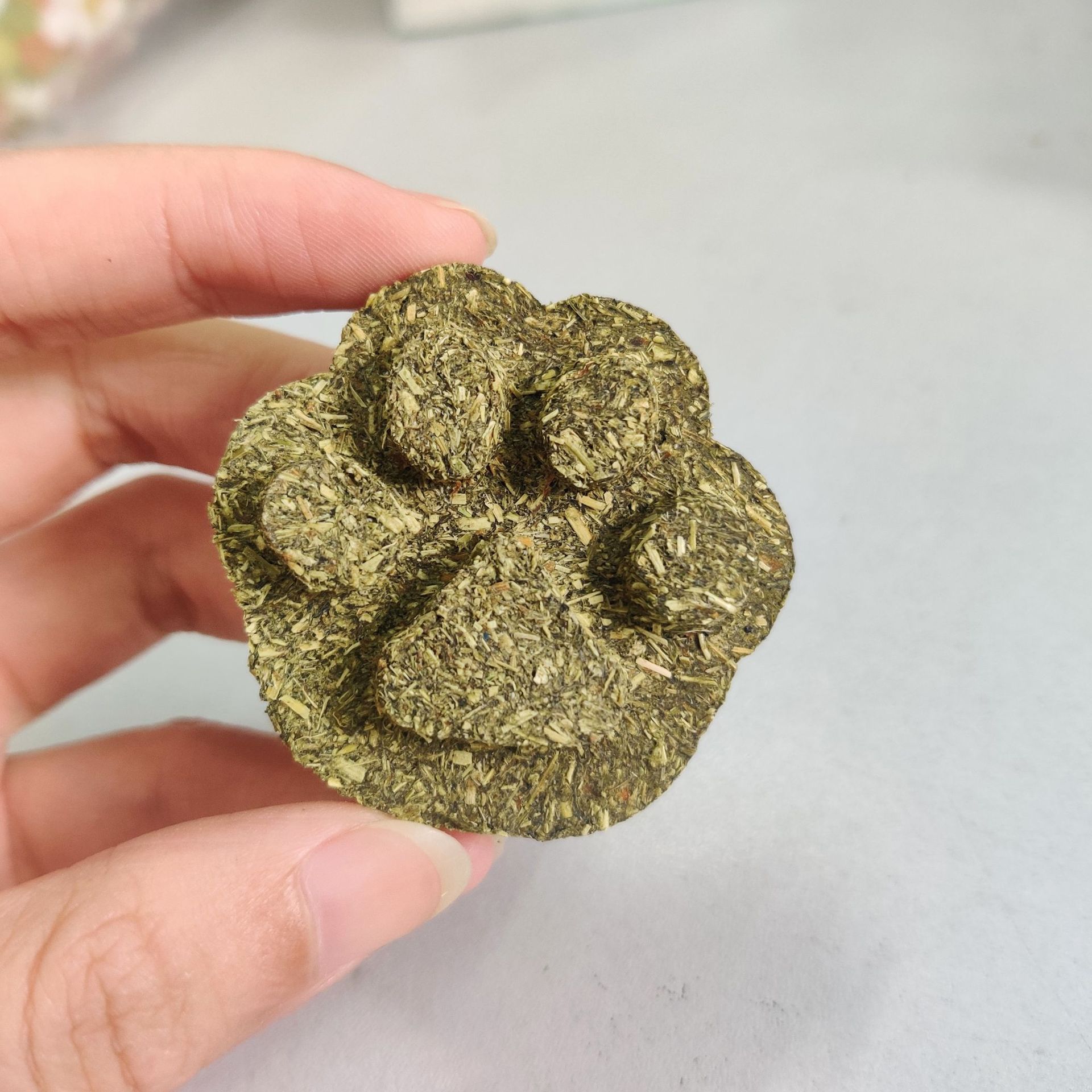 Juguetes masticables para mascotas pequeñas, donuts, pasteles de hierba en forma de corazón, bolas de hierba, piruletas, alimento principal para hámster, chinchilla, conejo, venta al por mayor en stock.