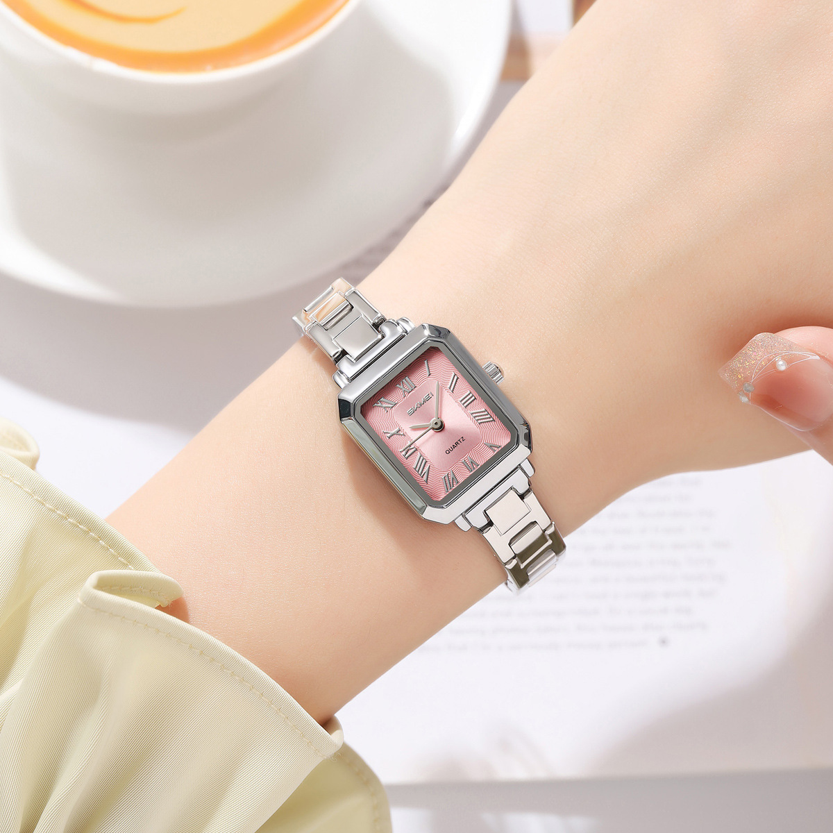 Momento de pulsera de lujo ligero reloj de mujer temperamento pequeño reloj cuadrado correa de acero impermeable relojes de cuarzo mayorista transfronterizo