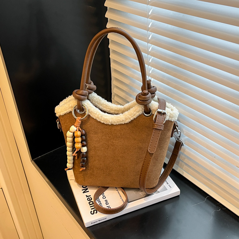 Otoño y invierno coreano bolso de terciopelo de seda mujer 2025 nueva moda versátil bolso de cubo de viaje mochila de hombro