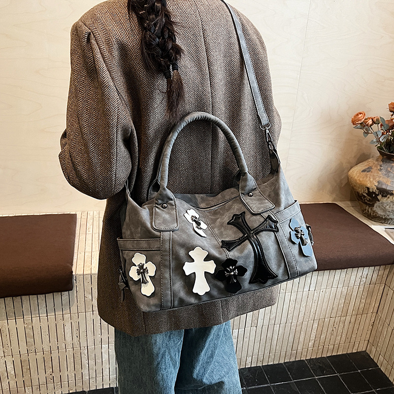 Chrome Hearts üslubunda ağ-qara çanta, çarpaz kəmərli