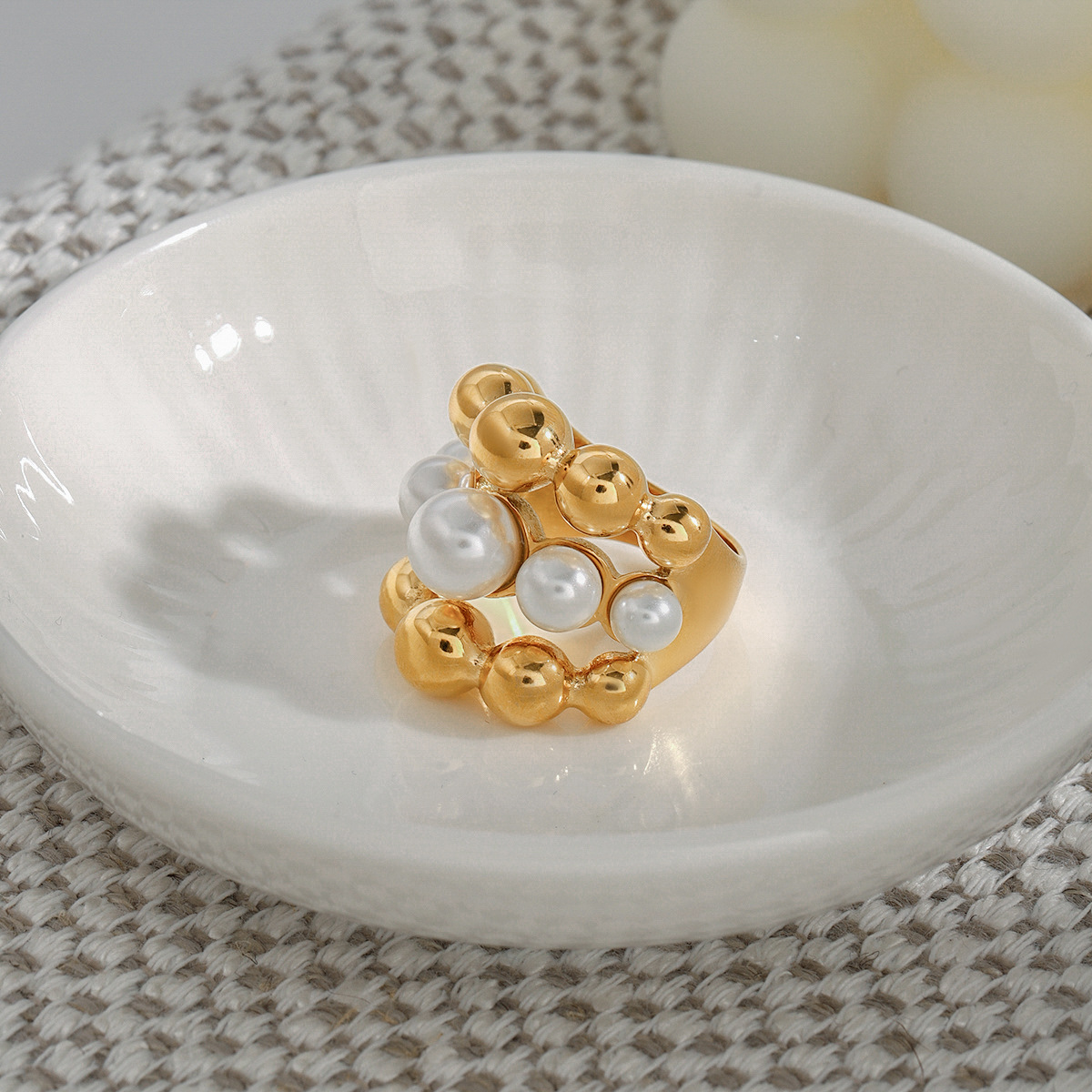 Jieding Anillo de perlas de acero de titanio europeo y americano Diseño de nicho femenino Joyas de alta gama Joyas de acero inoxidable Rings transfronterizos