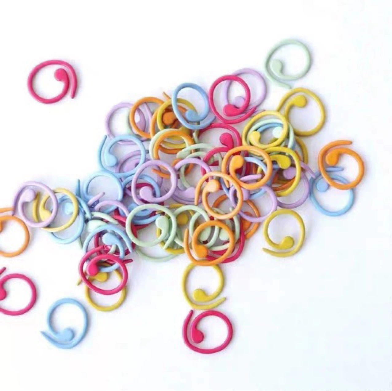 Цинковый сплав металла Марк Пряжка закрыта Открытый круг Вязание запятая Марк Пряжка свитер палка игла кольцо иглы Марк