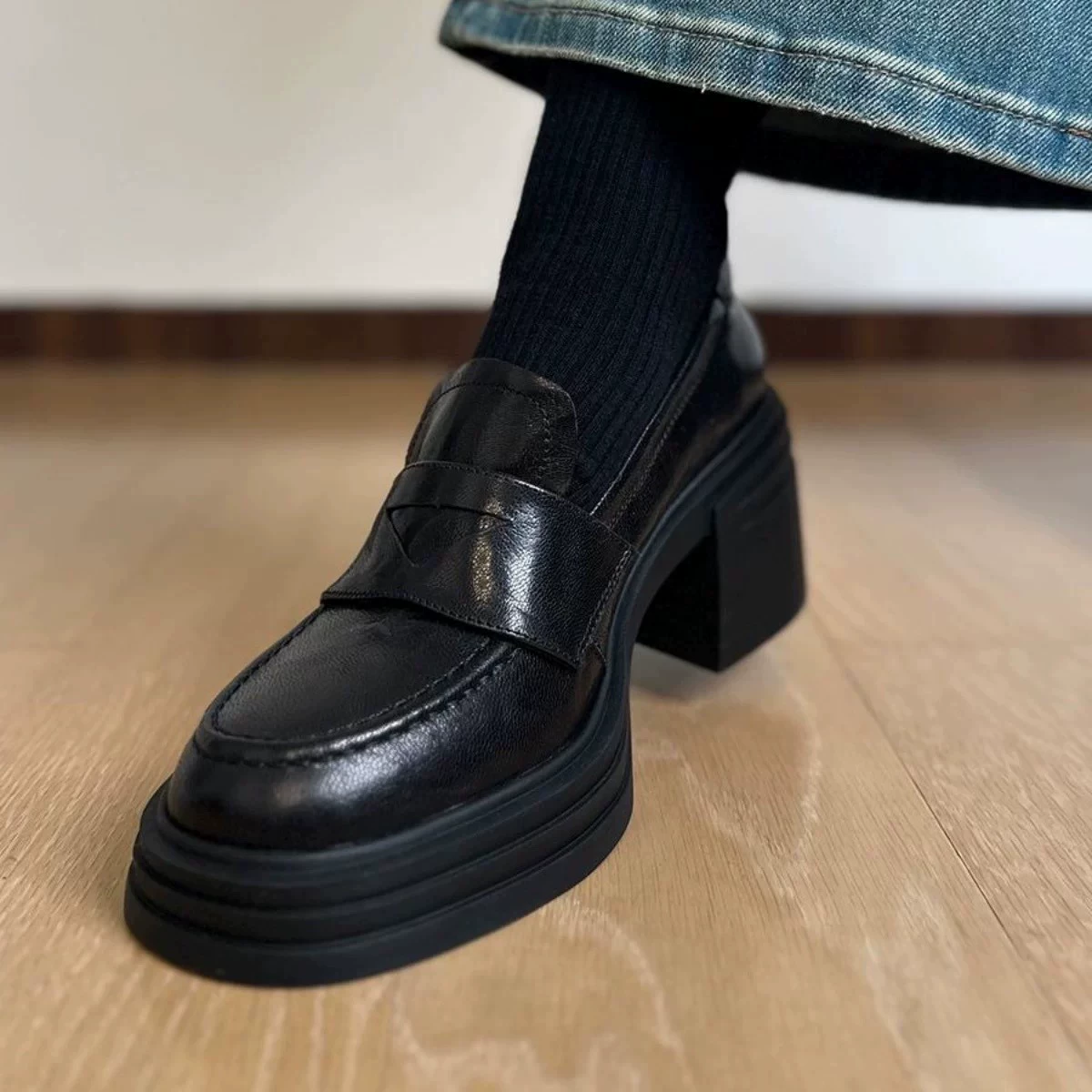 Тихая нижняя мягкая кожа с толстой подошной британской парой рафу женские туфли на высоком каблуке