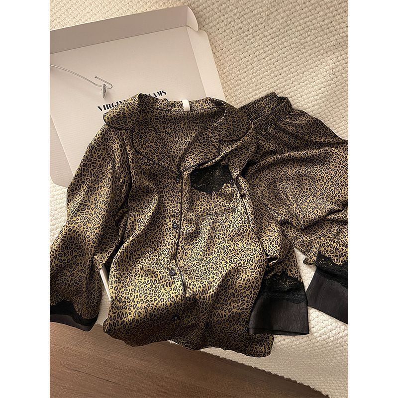 Light luxury and stylish patterned printed pajamas for women, spring and autumn ice silk long-sleeve lapel lace black trim home wear set Light luxury and stylish patterned printed pajamas for women, spring and autumn ice silk long-sleeve lapel lace black trim home wear set