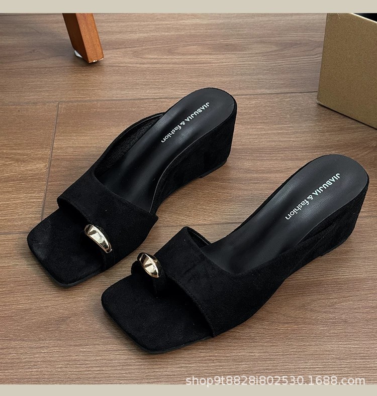 Niche temperamento cuadrado tacones de pendiente zapatillas de dedo de punta para mujeres verano 2026 nuevo tacones de lana zapatillas frías image 7