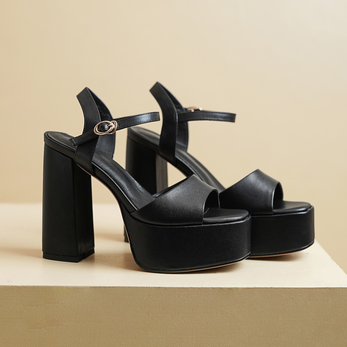 Sandal cao gót nữ hở mũi quai ngang khóa, đế dày gót thô 12 cm — Da bò trắng gạo chi tiết 15
