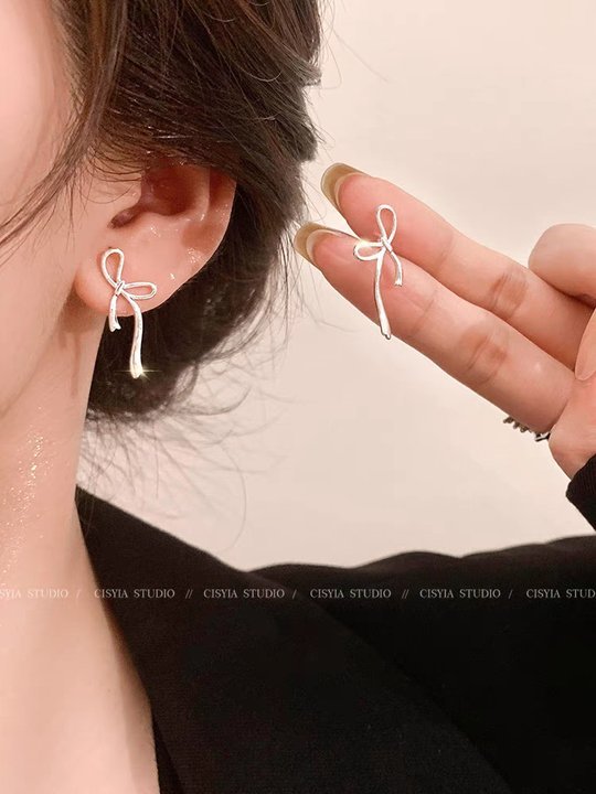 22#실버 리본 보우 스터드 귀걸이