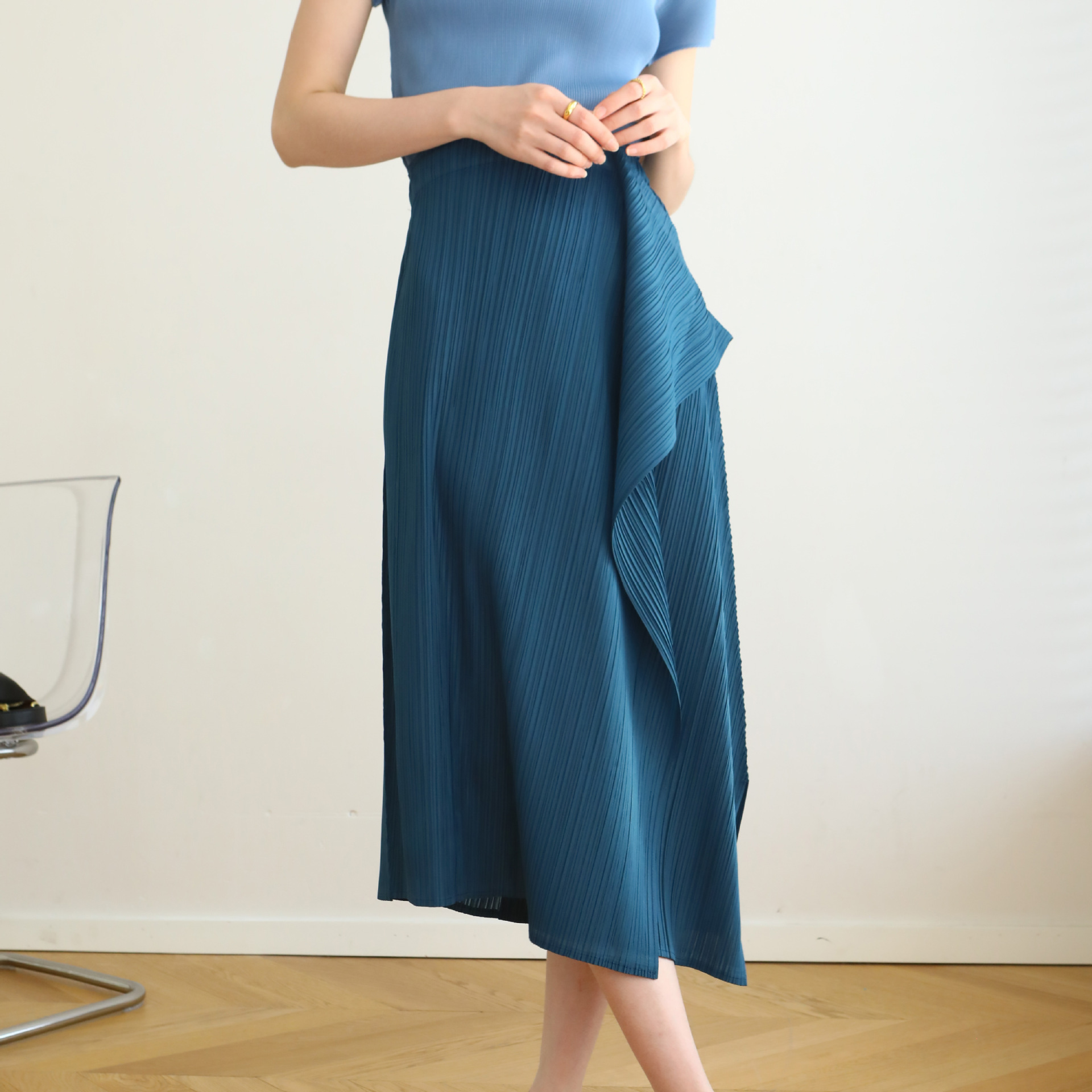 Counter quality 2024 Autumn Spring Summer High-end pleated French casual versatile irregular stitching side swing skirt