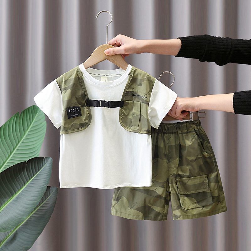 7176 Traje de manga corta para niños 2025 nuevo verano chico guapo falso dos piezas de camuflaje traje delgado de dos piezas