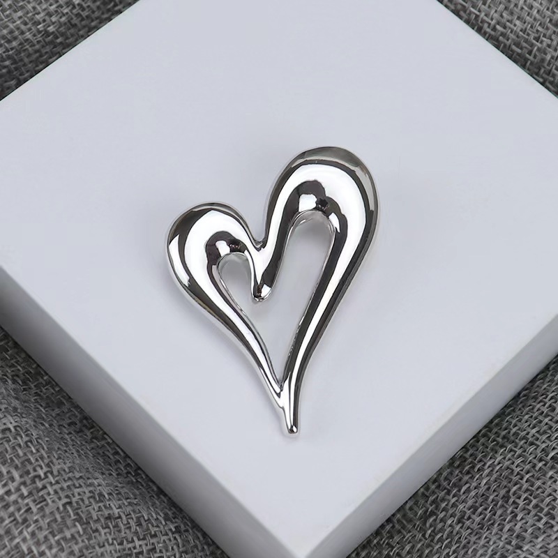 light luxury metal shiny heart brooch simple OL popular design peach heart corsage pin clothing accessories_voghion.com