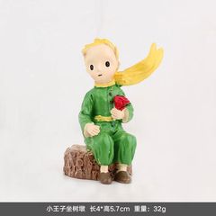 王子様がケーキを飾っています。