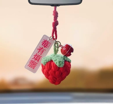 ひまわりの自動車のストラップの手作りの毛糸のかぎ針編みの車は平安の喜びの車内を掛けてかわいい創意の女神の金を飾ります。|undefined