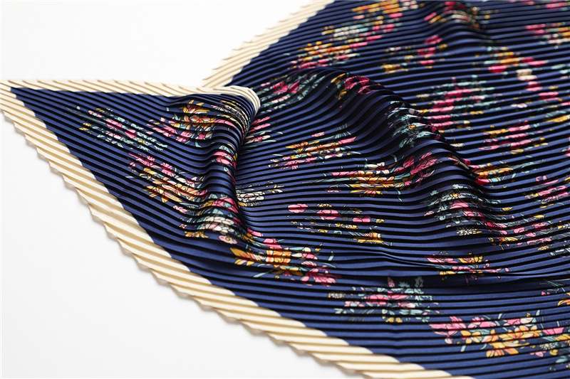 Sciarpa stampata elegante Sciarpa decorativa versatile da donna Sciarpa quadrata da 70 cm Sciarpa di seta imitazione rugosa Autunno e_voghion.com