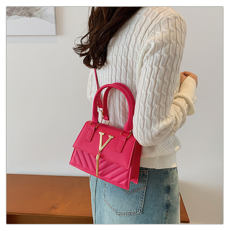 This year, trendy, fashionable and high-quality handbags are in vogue. Women's bags with stylish tassels and unique diagonal patterns are single-shoulder crossbody women's bags undefined