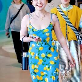 浪姐辣目洋子李嘉琦同款法式海岛风度假多巴胺柠檬印花吊带连衣裙