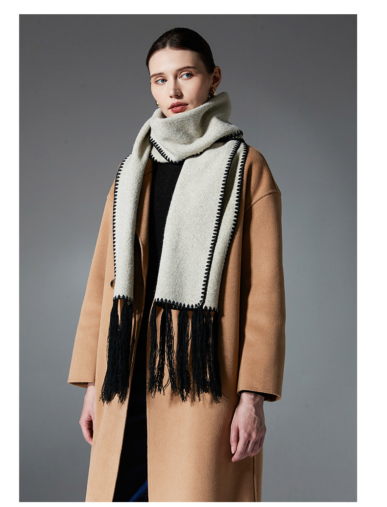 Écharpe à pompon double face de couleur unie de milieu à haut de gamme pour l'automne et l'hiver 2024_voghion.com