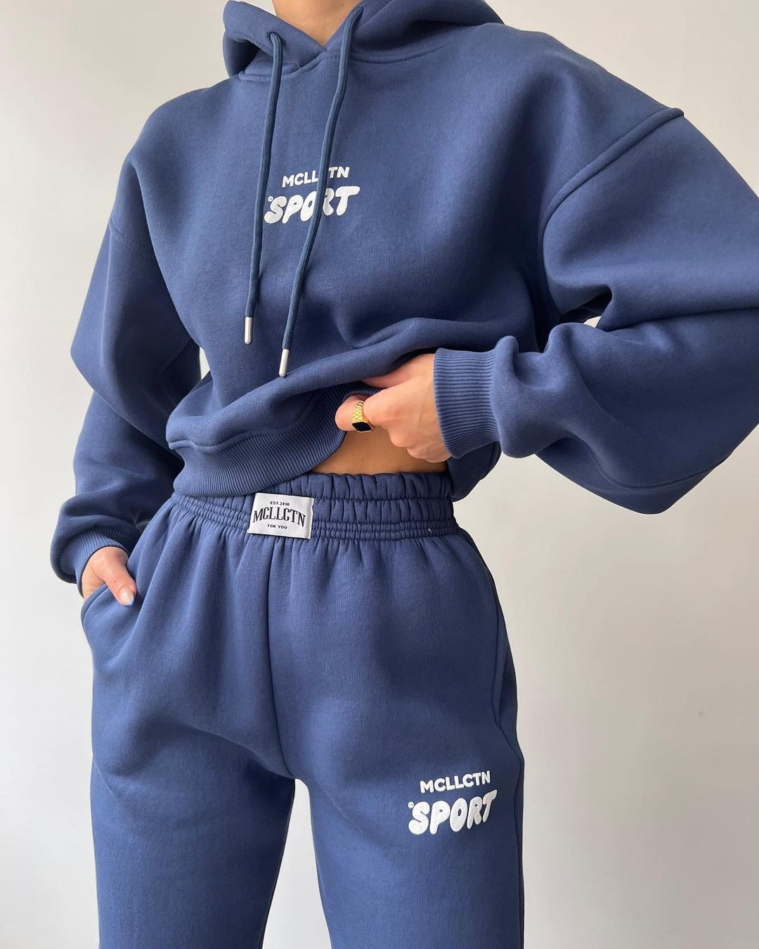 2024 Herbst/Winter neues lässiges Plüsch-Langarm-Kapuzenpullover- und Hosen-Set mit bedrucktem Kapuzenpullover_voghion.com