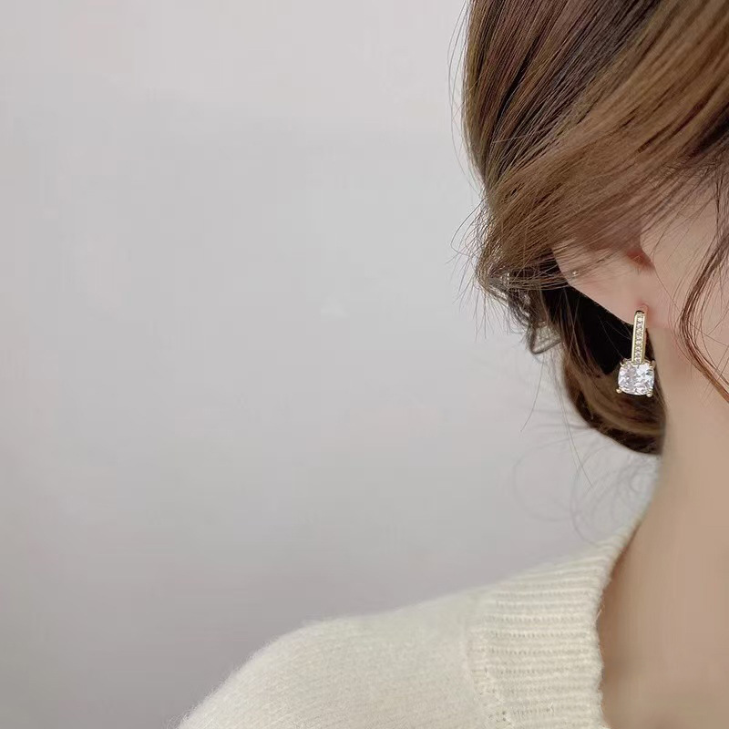 Anillo de metal francés aretes de anillo simple aretes de aretes nuevos estilos de estilo estilo estilo estilo de diseño de nicho temperamento único aretes de mujer cara pequeña