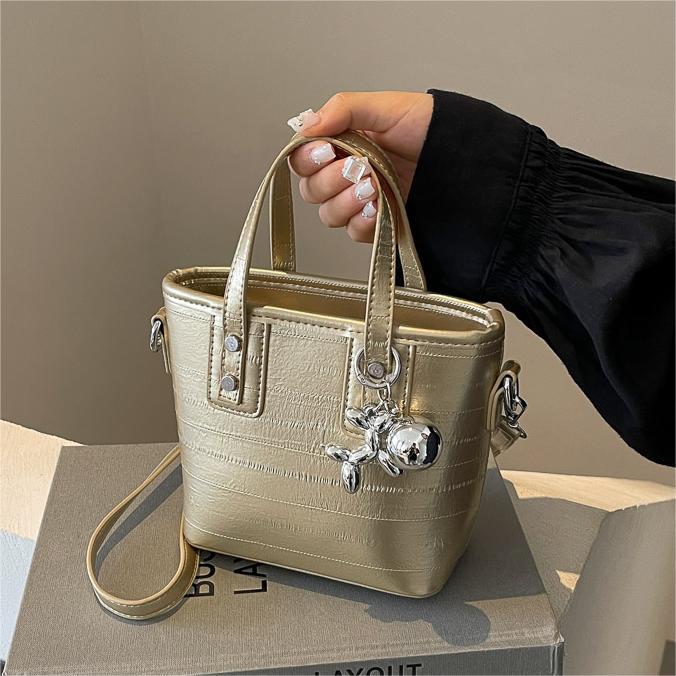 Este año popular bolso de cubo de mano para mujeres verano 2024 nuevo tipo de bolso de hombro alta sensación de moda versátil bolso de mochila