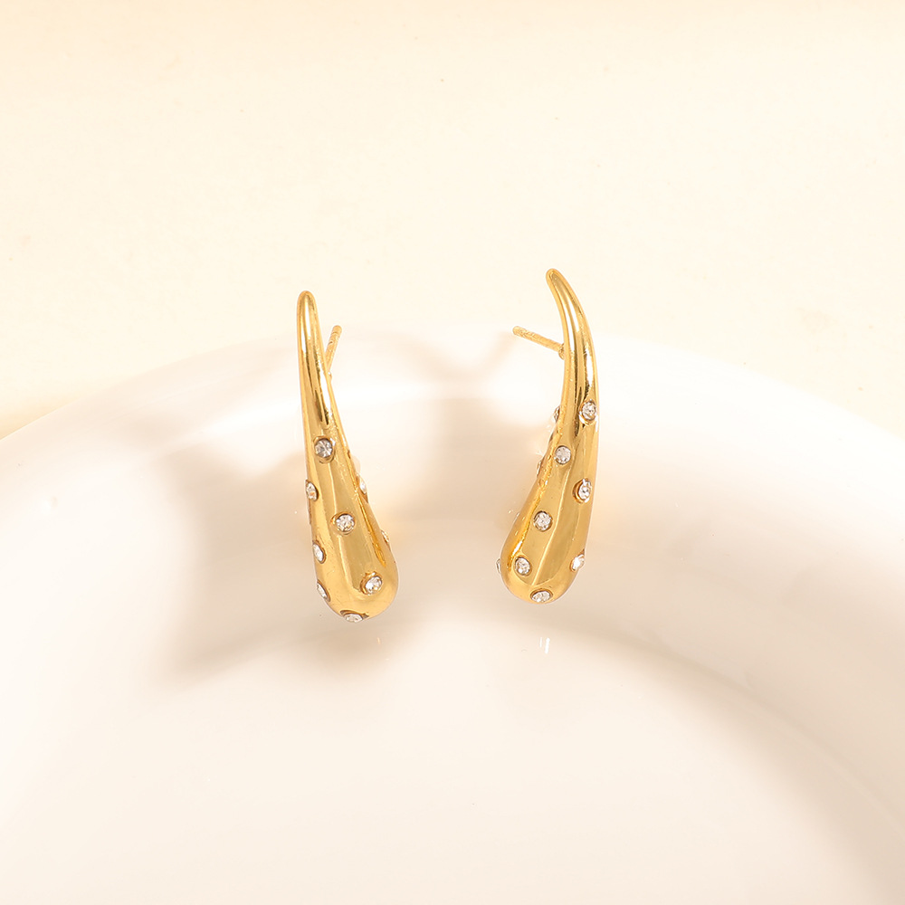 Diamante geométrico en forma de C pendientes de orejas de mujer temperamento coreano amor pendientes de orejas de corazón simple y compacto al por mayor