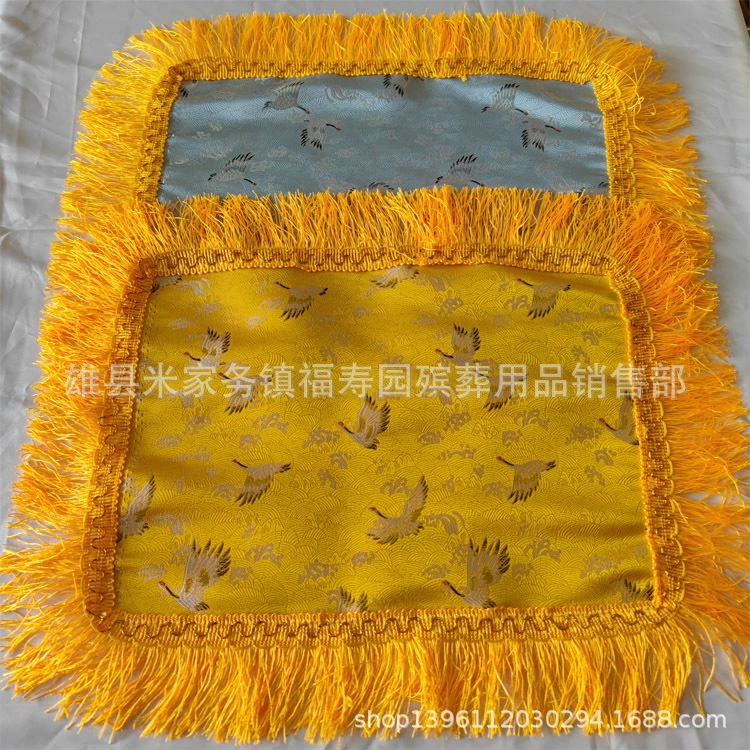 Большая стеганая урна из позолоченного серебра с вышитым чехлом с кисточками, ковровой оберткой, набором из пяти защитных чехлов для золы.