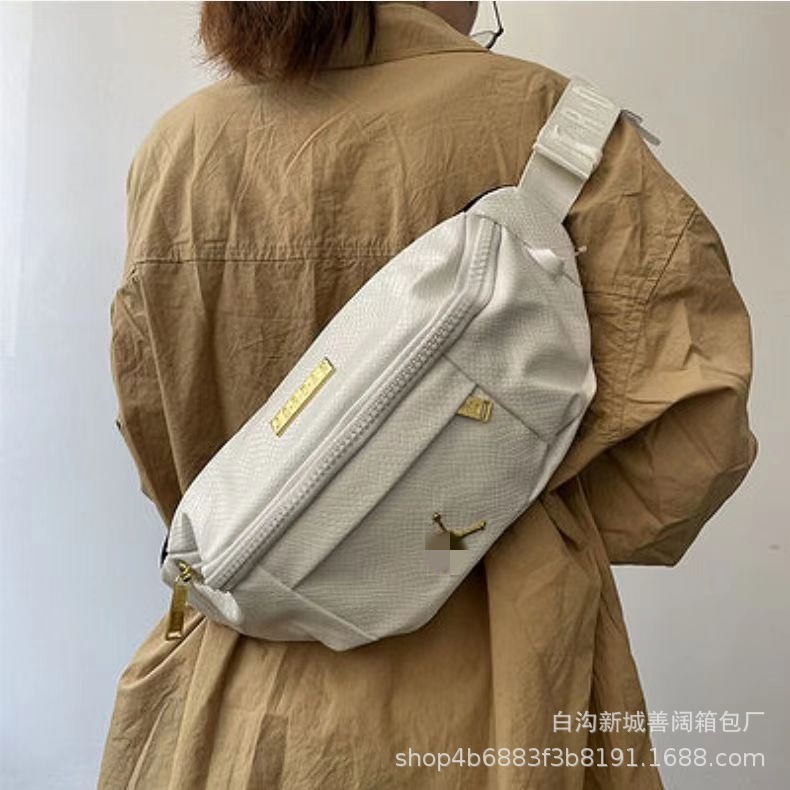 ファッションの流行は斜めに肩を掛けて胸の包みをシンプルにします。